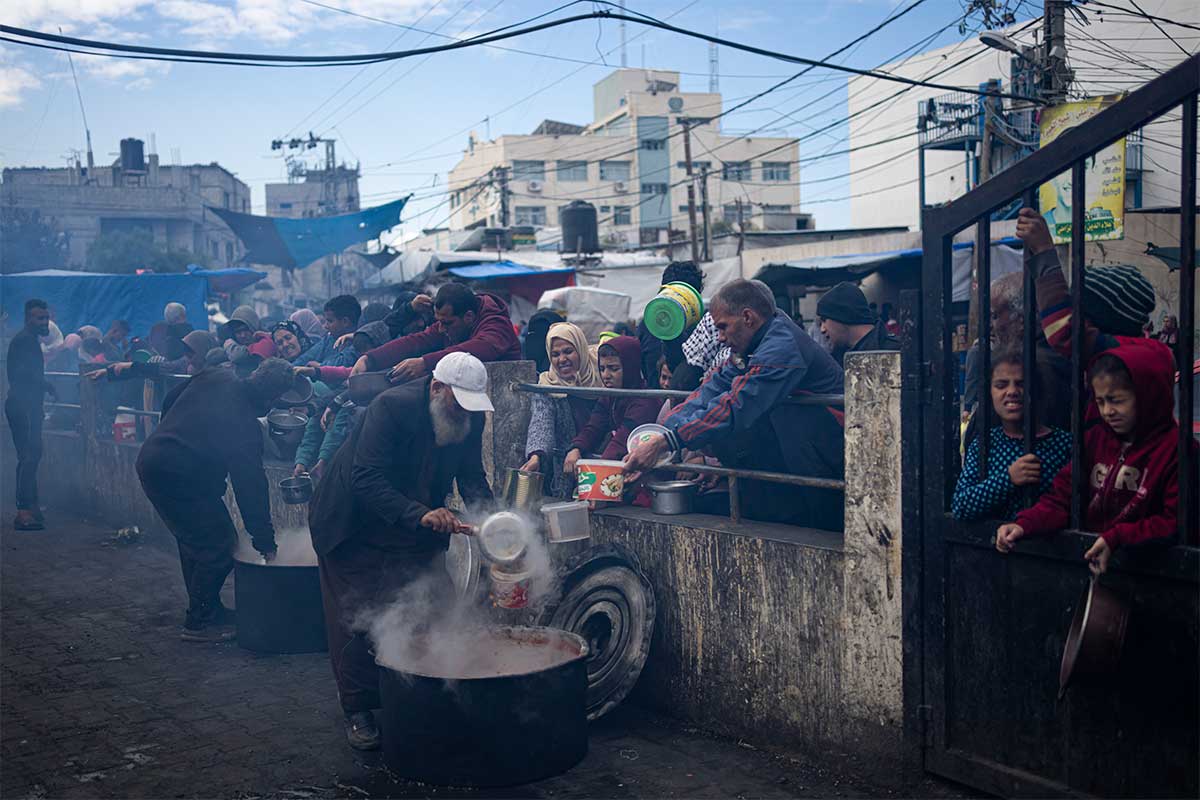 PHOTO GALLERY: Thousands of displaced Palestinians queue for a hot meal in Gaza