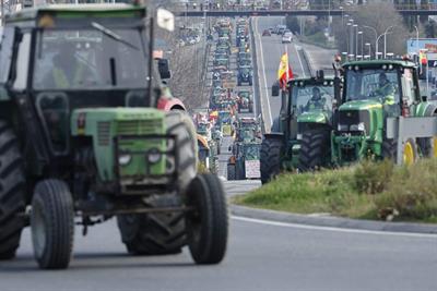 Protesting Spanish farmers clog Madrid with hundreds of tractors