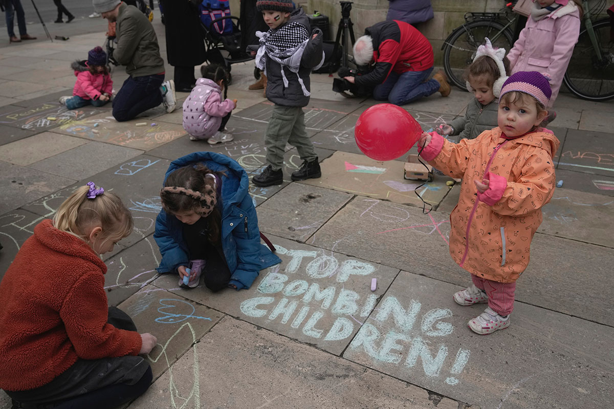 PHOTO GALLERY: Parents and children send a message of solidarity to children in Gaza from London
