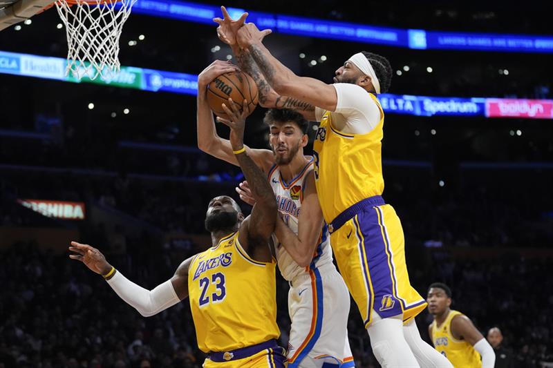 Davis, Russell, Defense Dominate as Lakers Blow Out Thunder 116-102