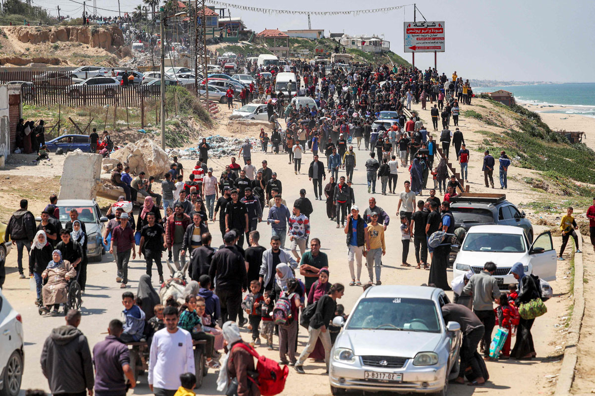 PHOTO GALLERY: The long march home! Displaced Palestinians footing it back to northern Gaza