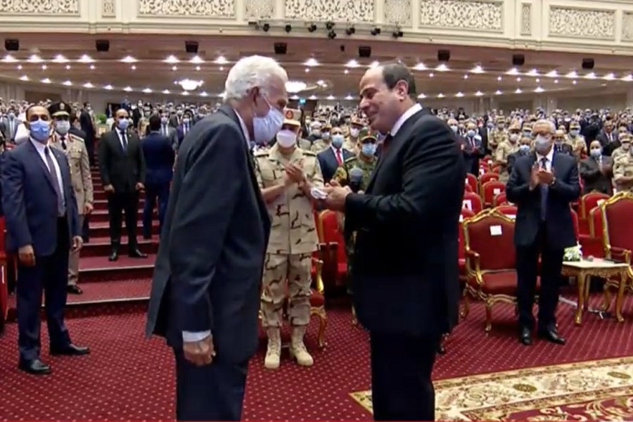 El-Sisi greets Lieutenant General Abd-Rab El-Naby Hafez, the former Chief of Staff of the Egyptian Armed Forces.