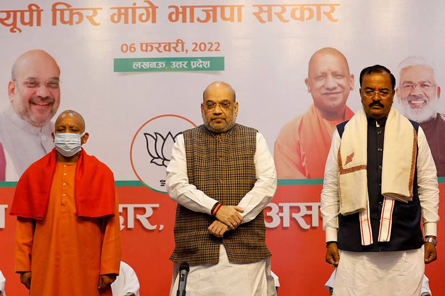 Left to right, Uttar Pradesh Chief Minister Yogi Adityanath, Indian Home minister Amit Shah and Uttar Pradesh Deputy Chief Minister Keshav Prasad Maurya observe two minutes silence in condolence of Bollywood singer Lata Mangeshkar in Lucknow, India, Sunday, Feb. 6, 2022.(Photo:AP)