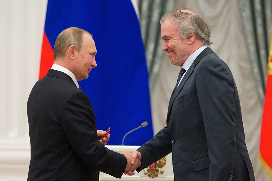 Russian President Vladimir Putin (L) presents a medal to then Mariinsky Theatre's Artistic Director, Valery Gergiev, during an awarding ceremony at the Kremlin in Moscow on 22 September 2016. (File Photo: AFP)